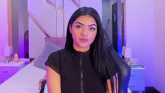 Discover our girls online shows and discover the company of countless livestreamers, with stunning shapes, sex toys and more.