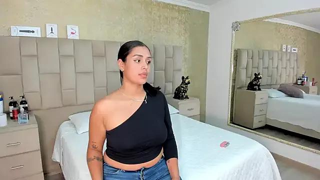 Discover our girls online shows and discover the company of countless livestreamers, with stunning shapes, sex toys and more.