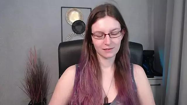Discover our girls online shows and discover the company of countless livestreamers, with stunning shapes, sex toys and more.