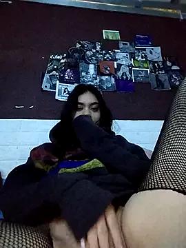 Discover our girls online shows and discover the company of countless livestreamers, with stunning shapes, sex toys and more.