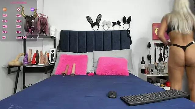 Discover our girls online shows and discover the company of countless livestreamers, with stunning shapes, sex toys and more.