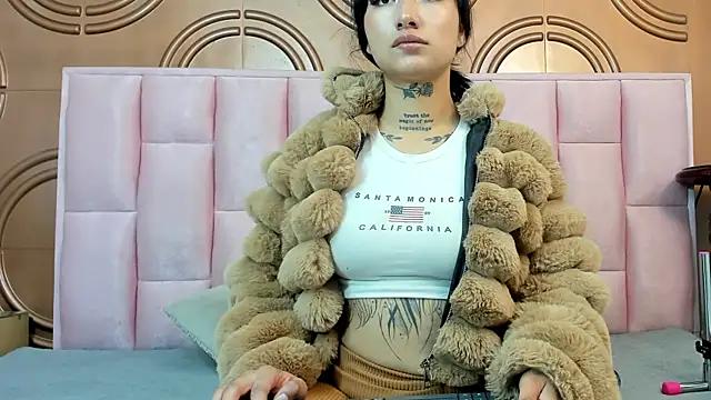 emmily_keller19 from StripChat