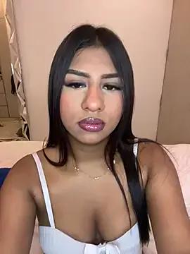 Discover our girls online shows and discover the company of countless livestreamers, with stunning shapes, sex toys and more.