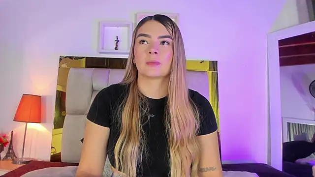 emmy_r from StripChat