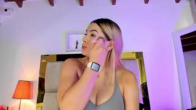 emmy_r from StripChat