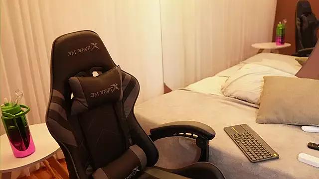 EmmyBlonde from StripChat