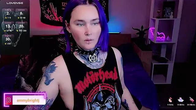 Discover our girls online shows and discover the company of countless livestreamers, with stunning shapes, sex toys and more.