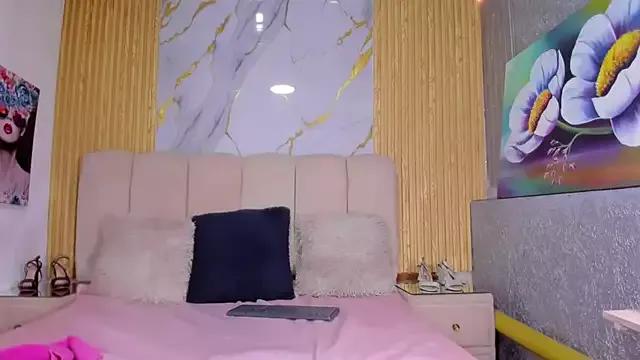 Discover our girls online shows and discover the company of countless livestreamers, with stunning shapes, sex toys and more.