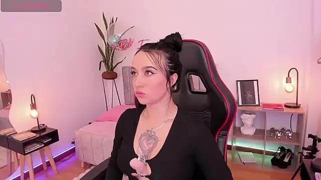 EmmyEvans1 from StripChat