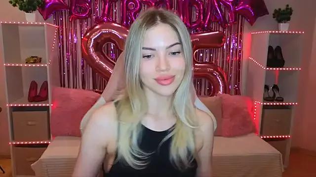 EmmyMills from StripChat is Freechat