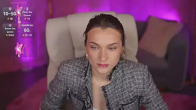 Discover our girls online shows and discover the company of countless livestreamers, with stunning shapes, sex toys and more.
