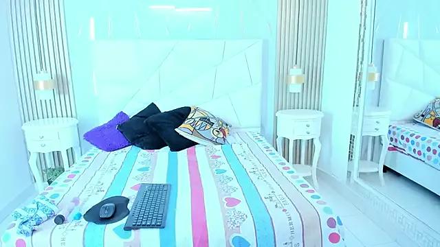 Discover our girls online shows and discover the company of countless livestreamers, with stunning shapes, sex toys and more.