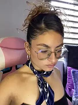 Discover our girls online shows and discover the company of countless livestreamers, with stunning shapes, sex toys and more.