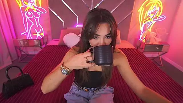 Discover our girls online shows and discover the company of countless livestreamers, with stunning shapes, sex toys and more.