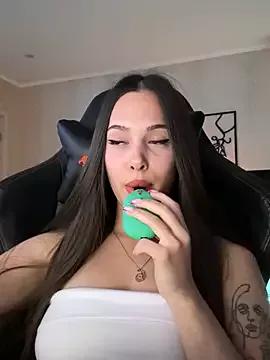 Discover our girls online shows and discover the company of countless livestreamers, with stunning shapes, sex toys and more.
