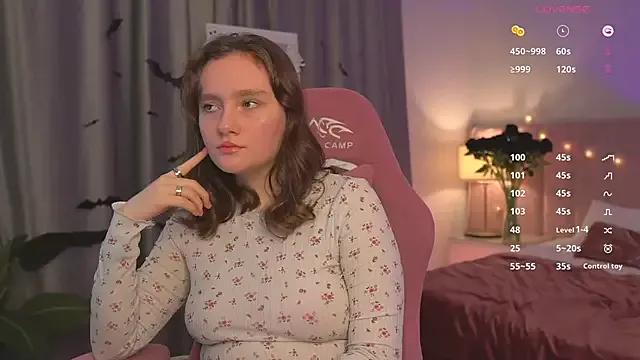 Discover our girls online shows and discover the company of countless livestreamers, with stunning shapes, sex toys and more.