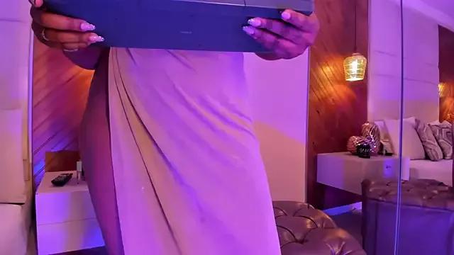 Discover our girls online shows and discover the company of countless livestreamers, with stunning shapes, sex toys and more.