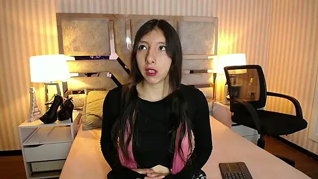 Discover our girls online shows and discover the company of countless livestreamers, with stunning shapes, sex toys and more.