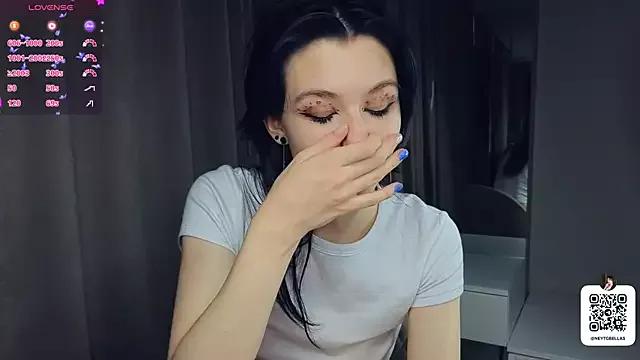 Discover our girls online shows and discover the company of countless livestreamers, with stunning shapes, sex toys and more.