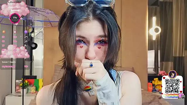 Discover our girls online shows and discover the company of countless livestreamers, with stunning shapes, sex toys and more.