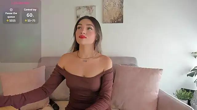 Discover our girls online shows and discover the company of countless livestreamers, with stunning shapes, sex toys and more.
