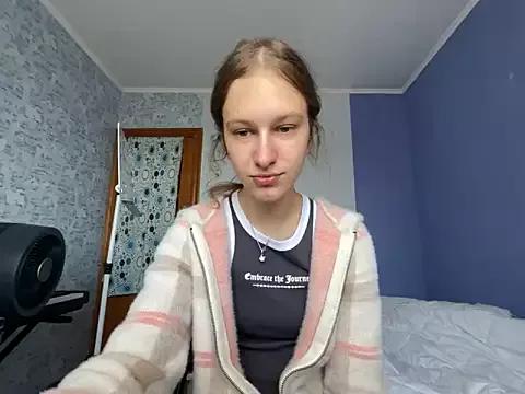 Discover our girls online shows and discover the company of countless livestreamers, with stunning shapes, sex toys and more.