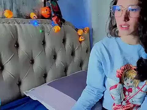 Discover our girls online shows and discover the company of countless livestreamers, with stunning shapes, sex toys and more.