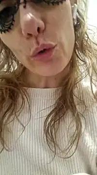 Discover our girls online shows and discover the company of countless livestreamers, with stunning shapes, sex toys and more.