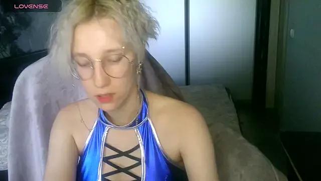 Discover our girls online shows and discover the company of countless livestreamers, with stunning shapes, sex toys and more.