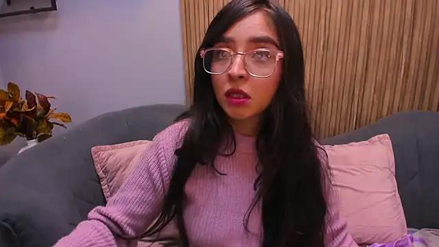 Discover our girls online shows and discover the company of countless livestreamers, with stunning shapes, sex toys and more.