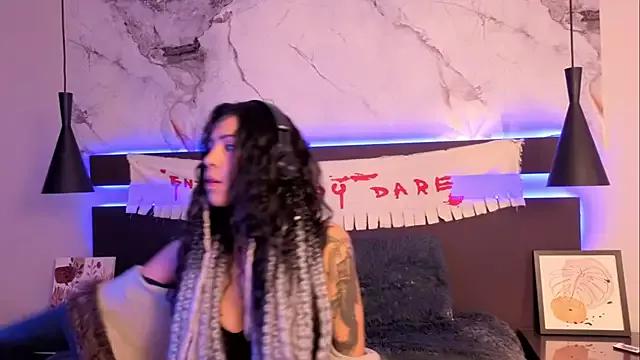 Discover our girls online shows and discover the company of countless livestreamers, with stunning shapes, sex toys and more.