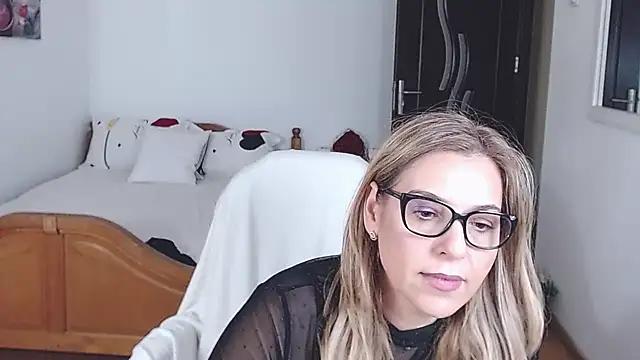 Discover our girls online shows and discover the company of countless livestreamers, with stunning shapes, sex toys and more.