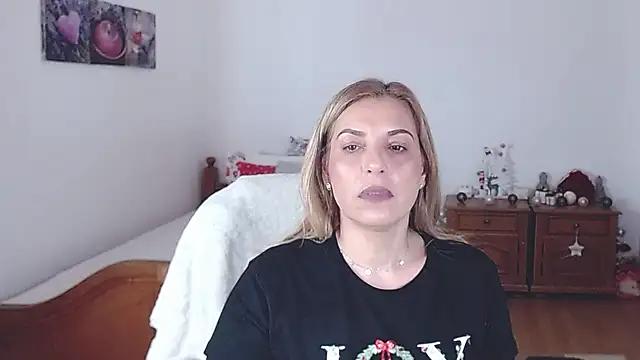 Discover our girls online shows and discover the company of countless livestreamers, with stunning shapes, sex toys and more.