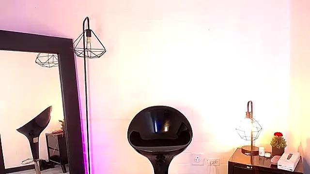 Discover our girls online shows and discover the company of countless livestreamers, with stunning shapes, sex toys and more.