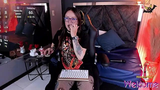 Discover our girls online shows and discover the company of countless livestreamers, with stunning shapes, sex toys and more.