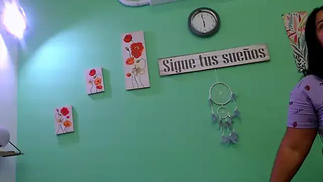 Discover our girls online shows and discover the company of countless livestreamers, with stunning shapes, sex toys and more.