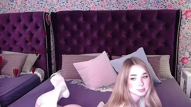 Discover our girls online shows and discover the company of countless livestreamers, with stunning shapes, sex toys and more.