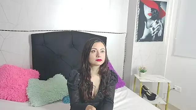 Discover our girls online shows and discover the company of countless livestreamers, with stunning shapes, sex toys and more.