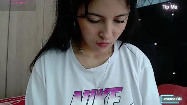 Discover our girls online shows and discover the company of countless livestreamers, with stunning shapes, sex toys and more.