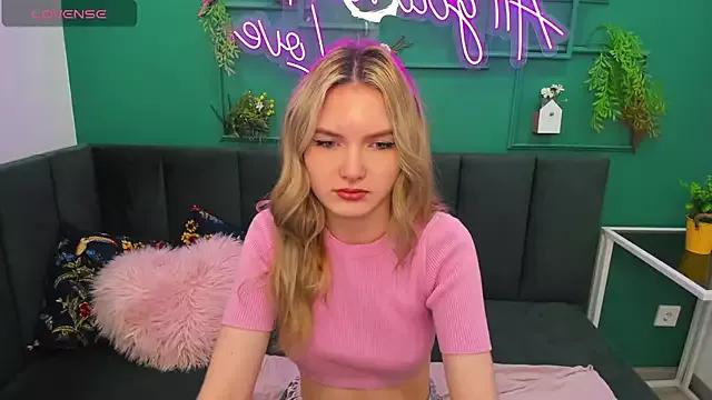 EvelineAmore from StripChat is Freechat