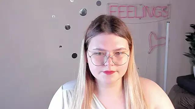 Discover our girls online shows and discover the company of countless livestreamers, with stunning shapes, sex toys and more.