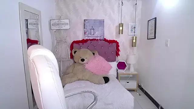Discover our girls online shows and discover the company of countless livestreamers, with stunning shapes, sex toys and more.