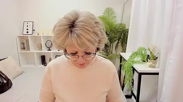 EvelynJoyful from StripChat
