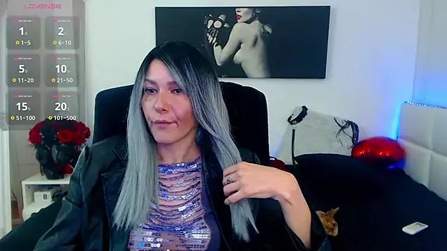 EvelynQueenn from StripChat