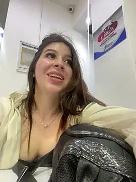 Discover our girls online shows and discover the company of countless livestreamers, with stunning shapes, sex toys and more.