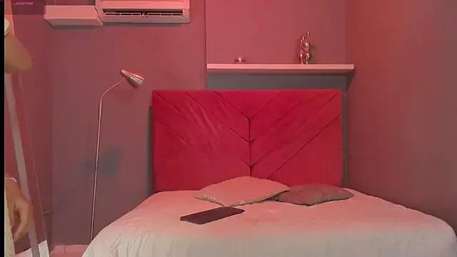 Discover our girls online shows and discover the company of countless livestreamers, with stunning shapes, sex toys and more.