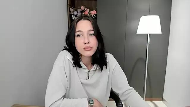 Discover our girls online shows and discover the company of countless livestreamers, with stunning shapes, sex toys and more.
