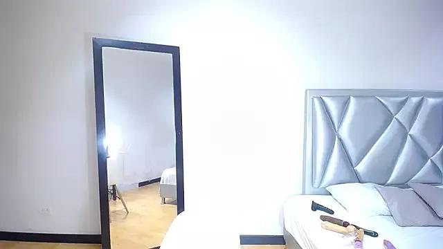 Discover our girls online shows and discover the company of countless livestreamers, with stunning shapes, sex toys and more.