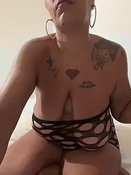 Discover our girls online shows and discover the company of countless livestreamers, with stunning shapes, sex toys and more.