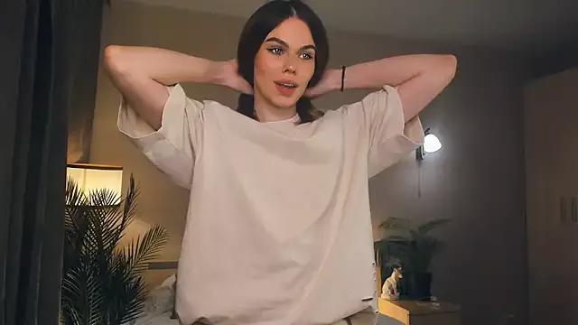 Discover our girls online shows and discover the company of countless livestreamers, with stunning shapes, sex toys and more.